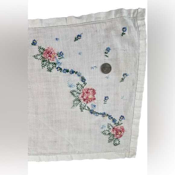 VTG Table Runner Dresser Scarf Floral Needlepoint Hemstitching Edge Cottagecore - Picture 10 of 11